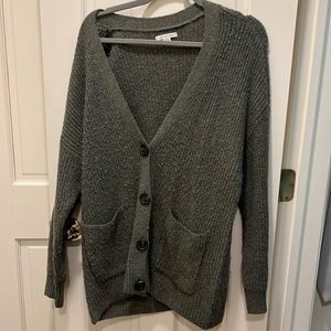 Oversized cardigan sweater. Green